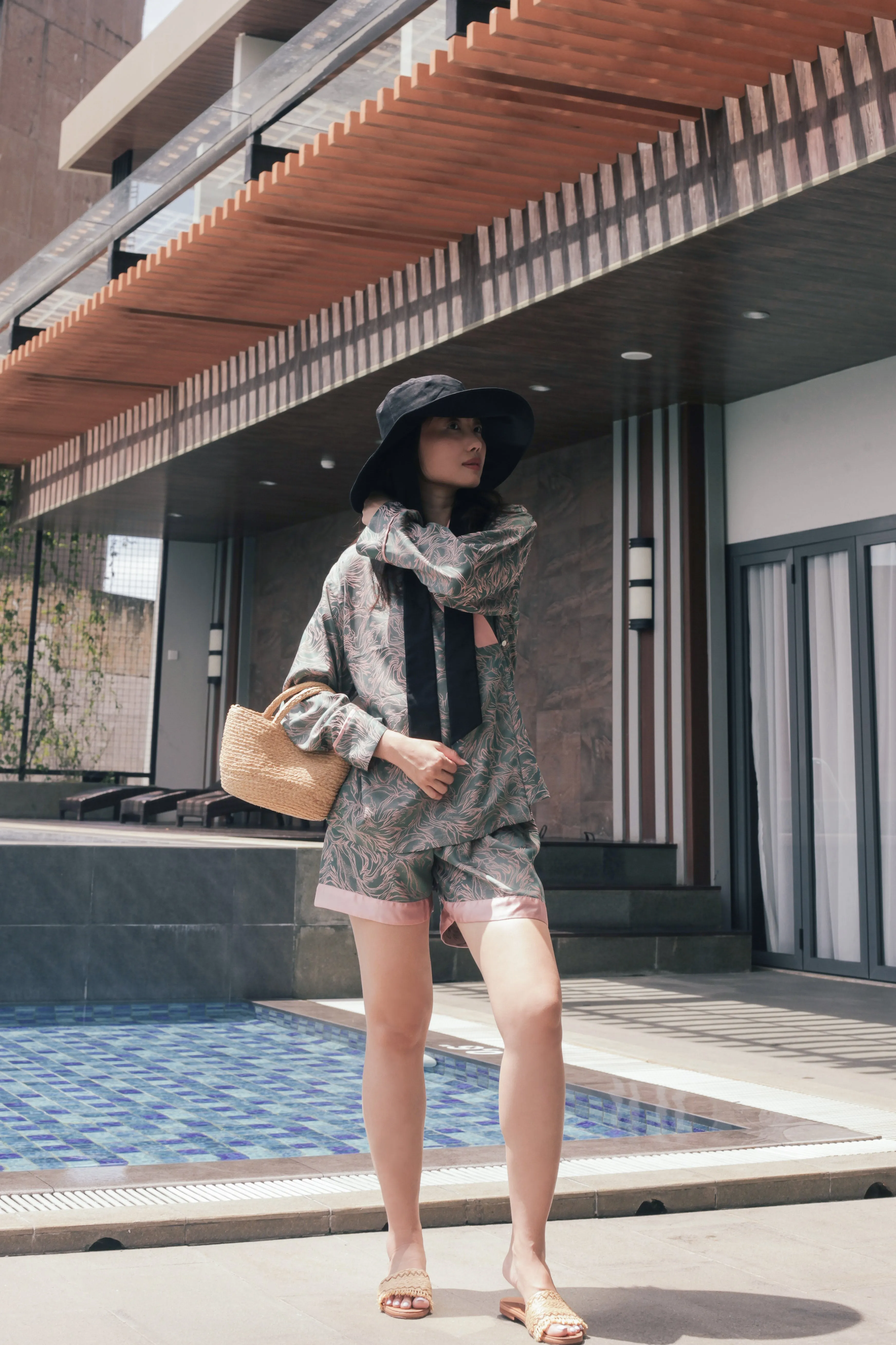 Ray raffia bucket bag